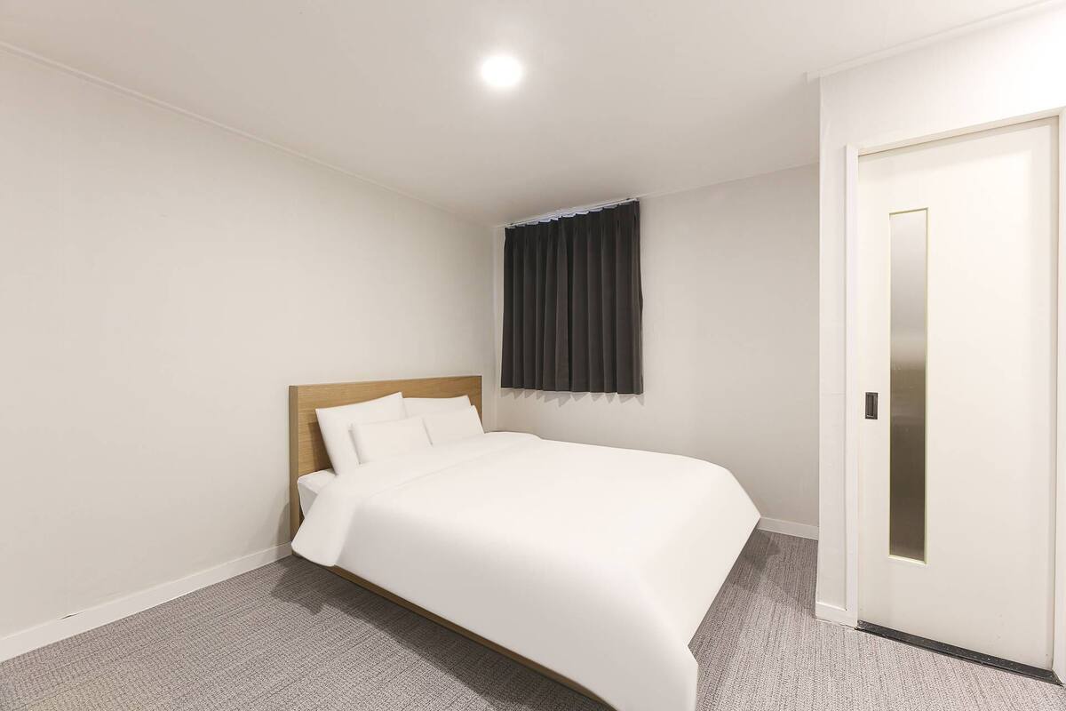 Quarto casal | Roupas de cama premium, escrivaninha, espaço de trabalho para notebook