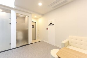 Premium bedding, desk, laptop workspace, free WiFi - hotel701 pool villa (Ulsan)