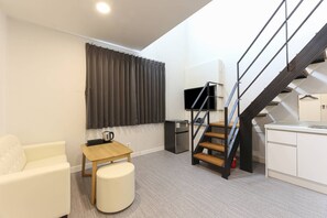 50 インチのスマートテレビ (ケーブル放送視聴可)、Netflix、有料ムービー