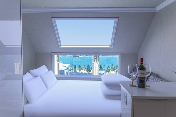 Presidential Penthouse | Premium bedding, desk, laptop workspace, free WiFi