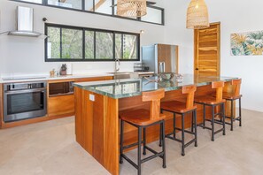 Kjøleskap, mikrobølgeovn, ovn og kokeplater