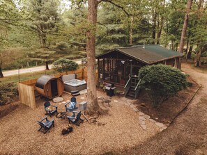 Terrace/patio - Luxury Cozy cabin with hot tub/ sauna/ Wifi/ close to rock house in Laurelville (Laurelville)