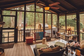 Terrace/patio - Luxury Cozy cabin with hot tub/ sauna/ Wifi/ close to rock house in Laurelville (Laurelville)