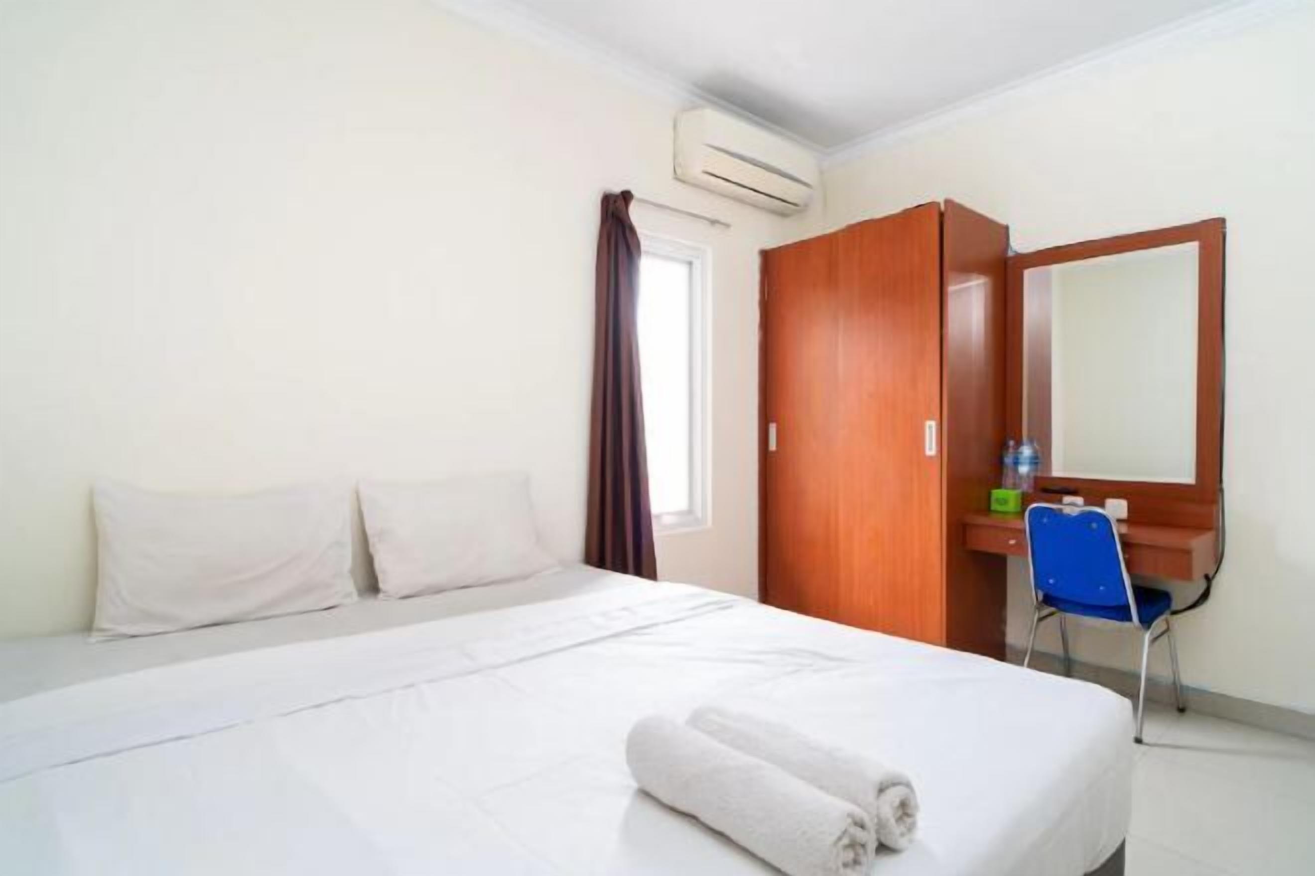 Desk, laptop workspace, free WiFi