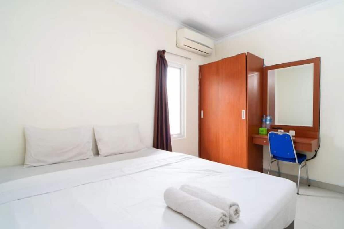 Desk, laptop workspace, free WiFi