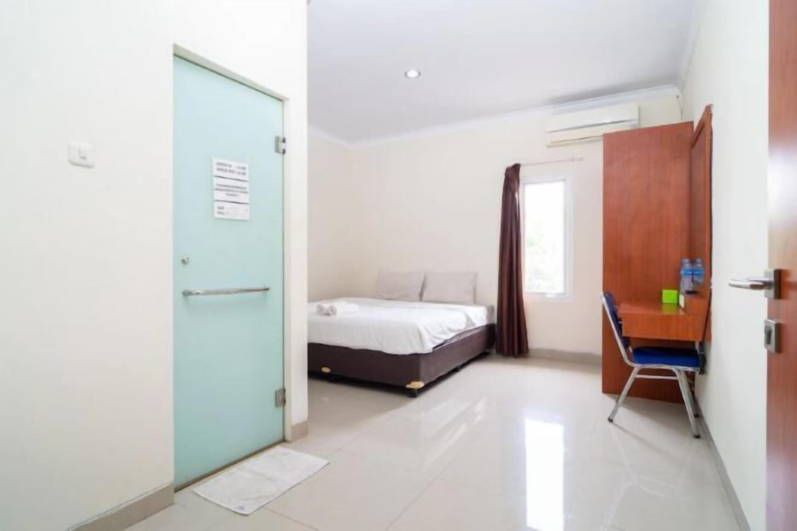 Desk, laptop workspace, free WiFi