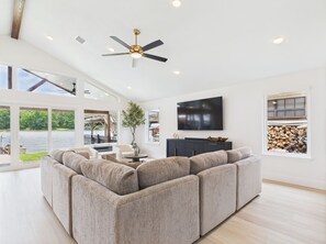 TV connectée, table de tennis de table, livres