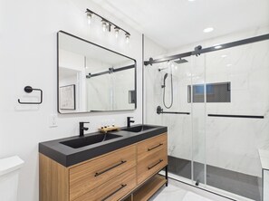 Shower, hair dryer, towels, soap - Sunsets & Serenity – Gorgeous Lake Conroe Home located in Willis, Tx (Willis)