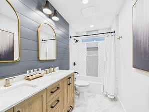 Shower, hair dryer, towels, soap - Sunsets & Serenity – Gorgeous Lake Conroe Home located in Willis, Tx (Willis)