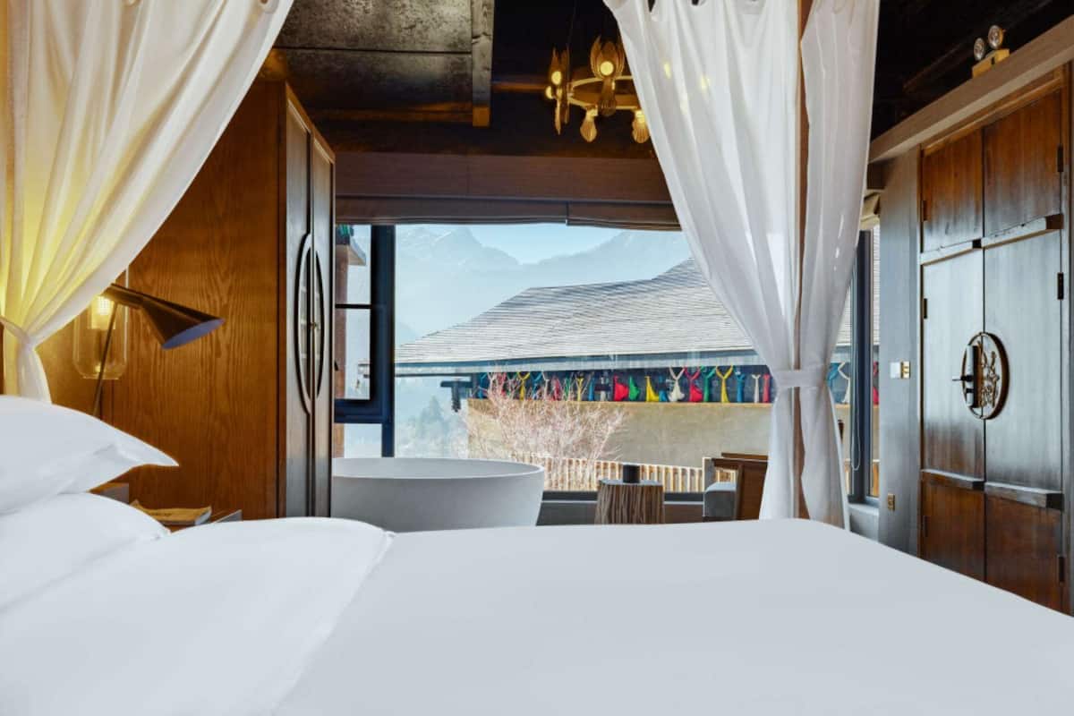 Luxury Studio Suite, Mountain View | Deep soaking bathtub