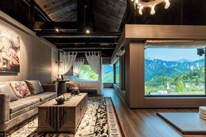 ห้องลักซ์ชัวรี่สวีท, วิวภูเขา | บริเวณนั่งเล่น