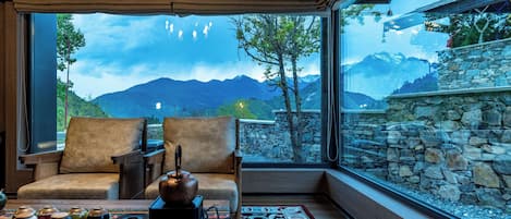 Kahden hengen panoraamahuone, näköala laaksoon | Oleskelualue