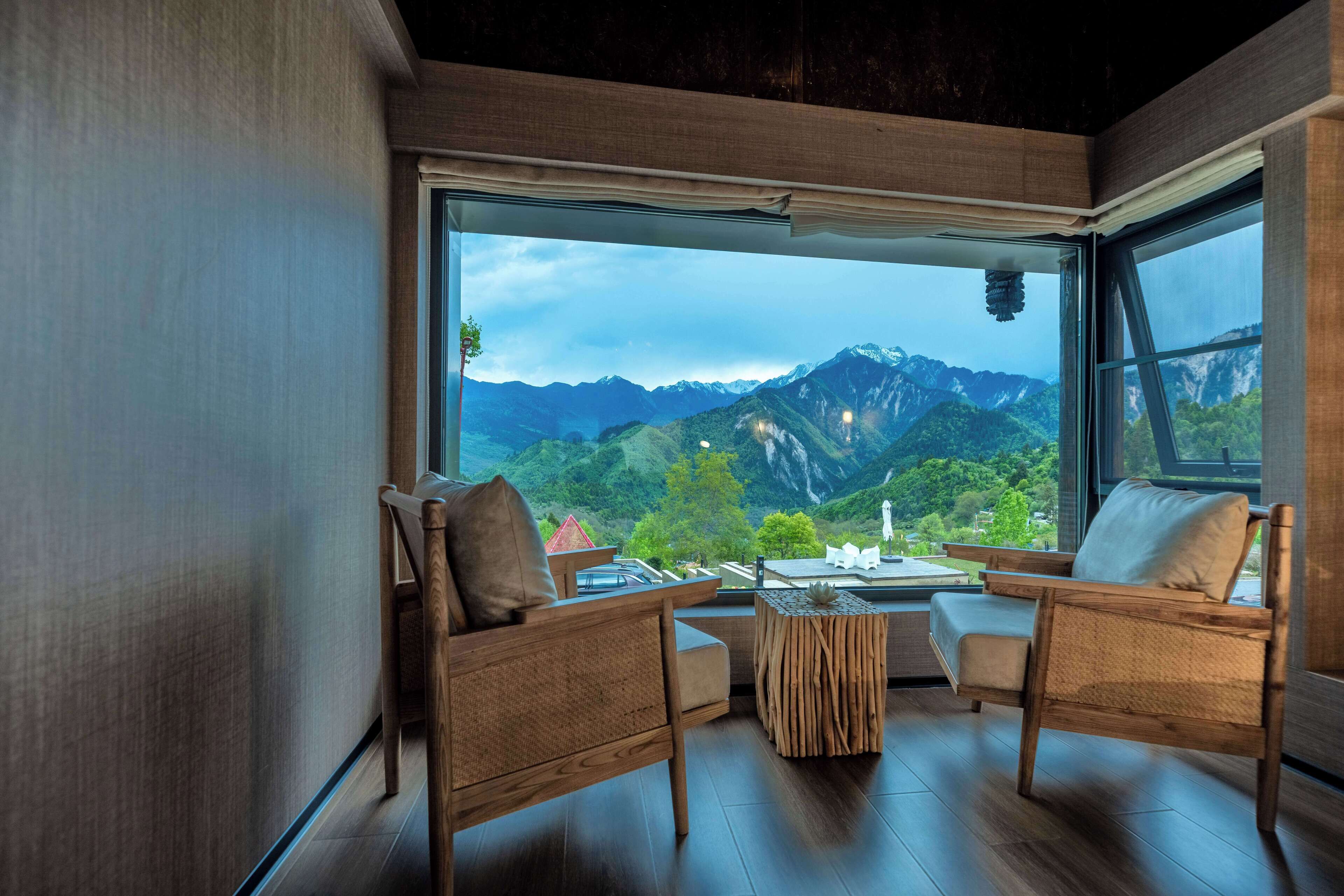 Luxury Suite, Mountain View | Living area