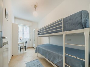 A dormitory room with bunk beds, a desk, and a chair. - Appartamento La Conchiglia by Interhome (Viareggio)