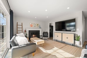 Smart TV, caminetto, studio, stampante