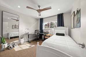 3 Schlafzimmer, Schreibtisch