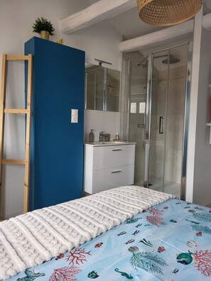 1 bedroom, WiFi, bed sheets