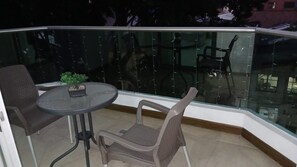 Outdoor dining - Urban Haven in Laureles — Jacuzzi, BBQ & Gym Included (Medellín)
