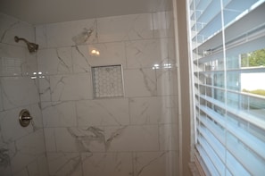 Douche, sèche-cheveux, serviettes fournies, savon