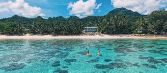 Perfectly located 2-bedroom beachfront condo on quiet swimming/snorkelling beach