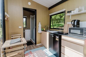 Kylskåp, mikrovågsugn, spishäll och brödrost