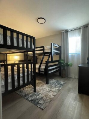 4 bedrooms, iron/ironing board, WiFi, bed sheets