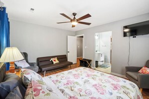 3 bedrooms, desk, WiFi, bed sheets