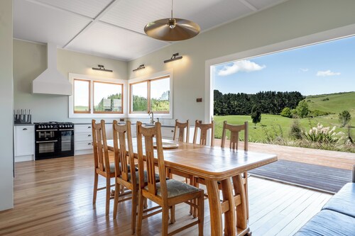 Luxury Villa located  close to Cambridge and Lake Karapiro and The Velodrome .