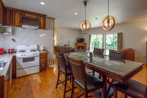 Family House, Garden View | Private kitchen | Electric kettle, toaster - Lulu Manza (Onna)