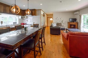 Family House, Garden View | In-room dining