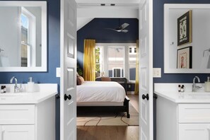 4 slaapkamers, een bureau, een strijkplank/strijkijzer, reisbedje