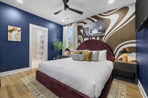 4 chambres, bureau, fer et planche à repasser, lit de bébé portatif