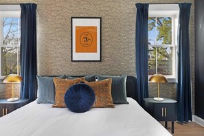 4 chambres, bureau, fer et planche à repasser, lit de bébé portatif