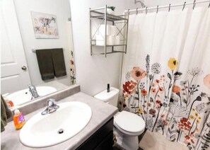 Toallas, jabón, papel de baño 