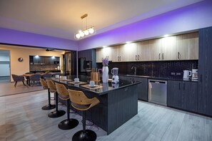 Private kitchen - Stunning 4 bedrooms pool villa at Rawai (Tambon Rawai)