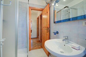 Standard Apartment, Multiple Bedrooms (Appartamento Il Rio) | Bathroom | Shower, hair dryer, bidet, towels - Appartamento Il Rio (Sauze d'Oulx)