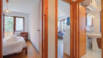 1 bedroom, free WiFi, bed sheets