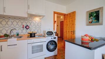 Refrigerador, microondas, placa de cocina, lavavajillas