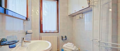 Appartement Standard, plusieurs chambres (Appartamento Il Rio) | Salle de bain | Douche, séchoir à cheveux, bidet, serviettes fournies