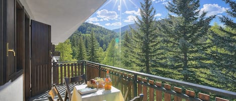 Standard-Apartment, Mehrere Schlafzimmer (Appartamento Il Rio) | Speisen im Freien