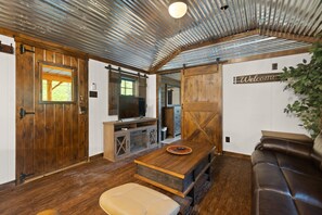 Smart TV, fireplace, books - CREEKSIDE CABIN (Stanton)