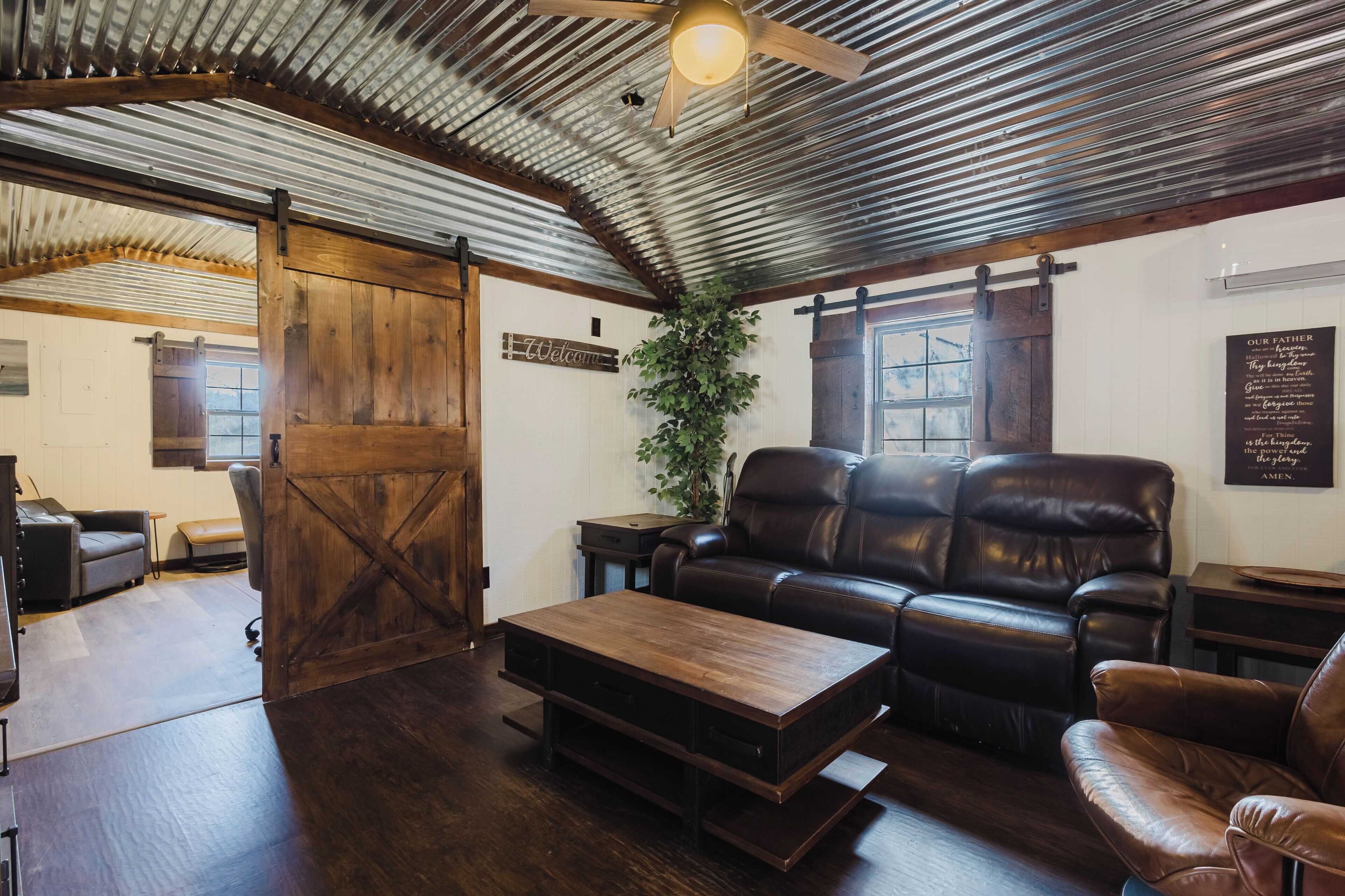 智能電視、壁 爐、書籍