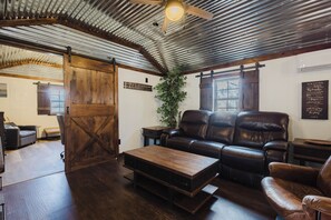 Smart TV, fireplace, books - CREEKSIDE CABIN (Stanton)