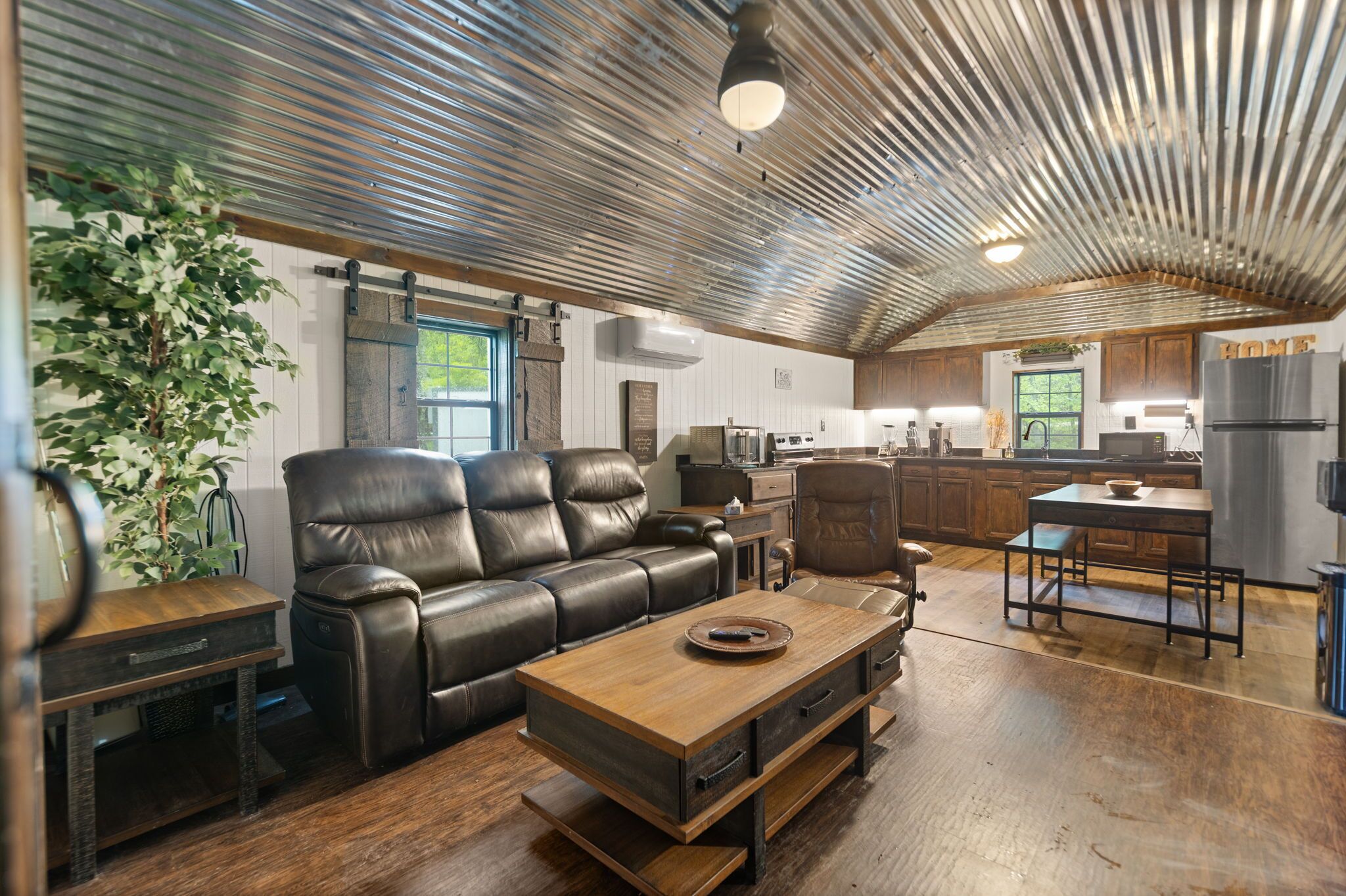 智能電視、壁爐、書籍