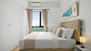 Een moderne slaapkamer met een groot bed, beige gordijnen, uitzicht op het landschap en een wandairconditioner.