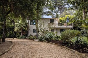 Property grounds - Montecito Escape • Walk to Beach + Hot Tub (Montecito)