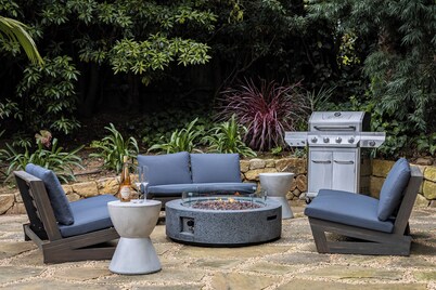 New Remodeled Home 5 Min Walk to Beach in Montecito, Spa, FirePit, BBQ.