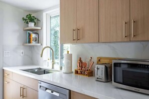 ثلاجة، ميكروويف، فرن، موقد طهي مسطح