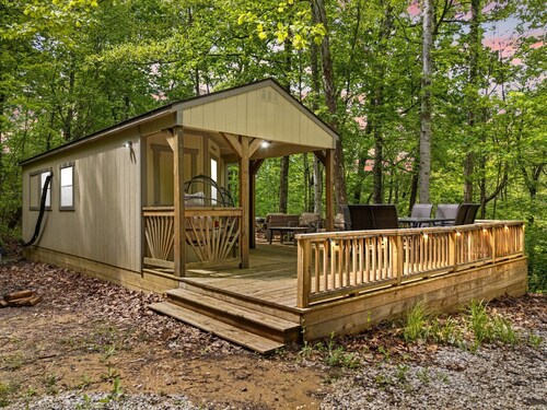 Skyridge Woodland Cabin @ tranquil High Rock - Wi-Fi, Hot tub, Pet friendly
