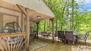 Outdoor dining - Luxury Hilltop Couples Cabin with Hot Tub &  Red River Gorge Views (Stanton)